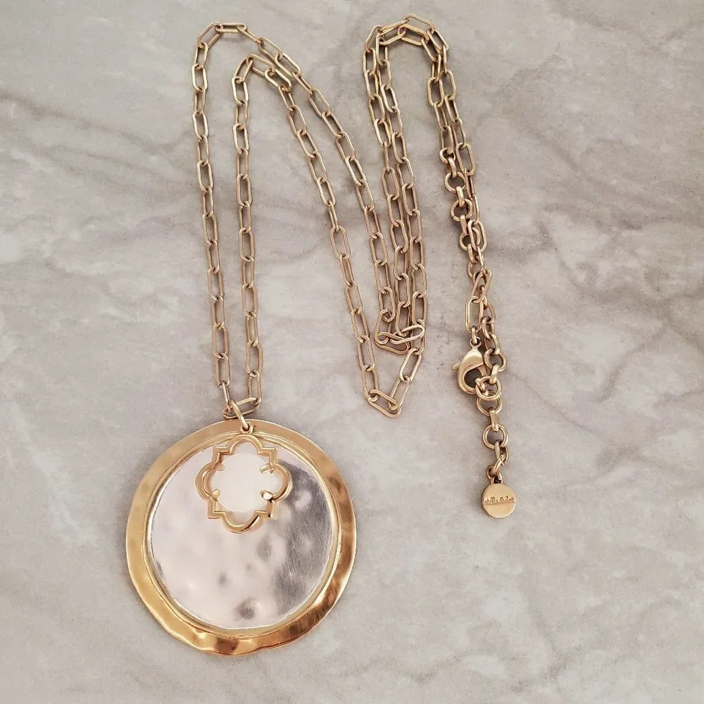 ✨ Stella and Dot Gold Silver Hammared Agate Distressed Pendant Necklace ✨